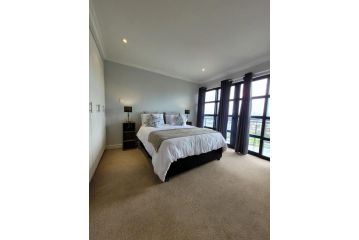 Accommodation Front - Lavish 6 Sleeper Penthouse with Stunning Views Apartment, Durban - 5