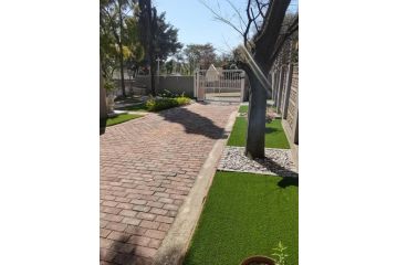 Adorable Garden Cottage with pool and braai Apartment, Sandton - 5