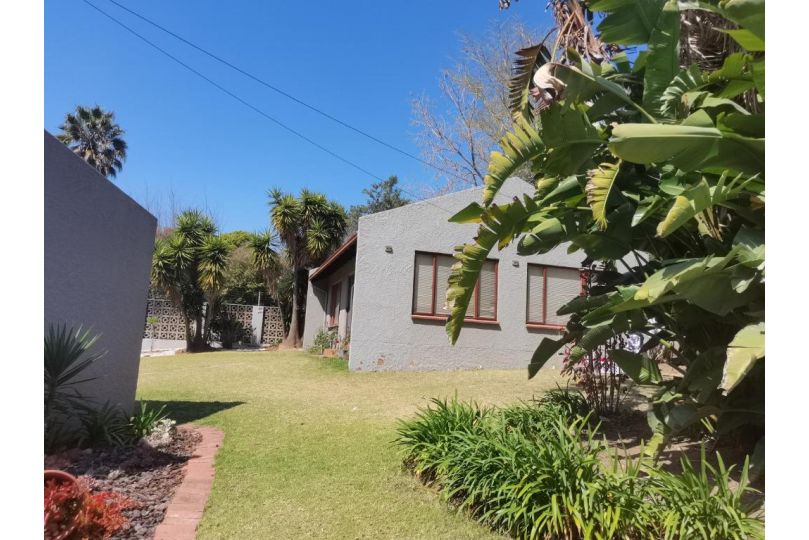 Adorable Garden Cottage with pool and braai Apartment, Sandton - imaginea 16