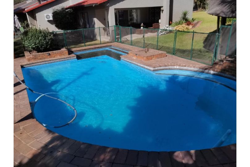 Adorable Garden Cottage with pool and braai Apartment, Sandton - imaginea 15