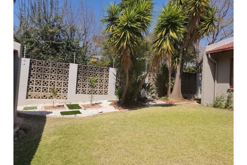 Adorable Garden Cottage with pool and braai Apartment, Sandton - imaginea 12