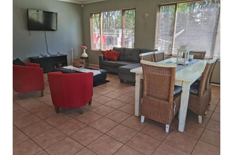 Adorable Garden Cottage with pool and braai Apartment, Sandton - imaginea 3