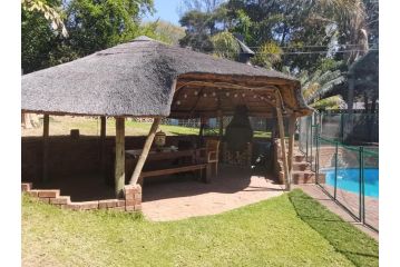 Adorable Garden Cottage with pool and braai Apartment, Sandton - 5