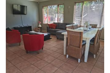 Adorable Garden Cottage with pool and braai Apartment, Sandton - 3