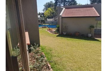 Adorable Garden Cottage with pool and braai Apartment, Sandton - 1