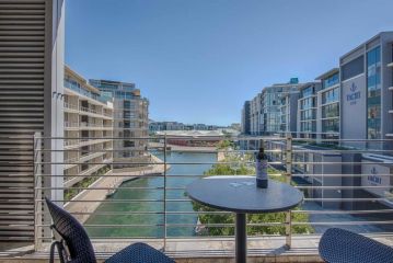 Aircon Parking Washer Modern Ornate Waterfront Apartment, Cape Town - 2