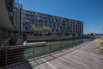 Aircon Parking Washer Modern Ornate Waterfront Apartment, Cape Town - 1