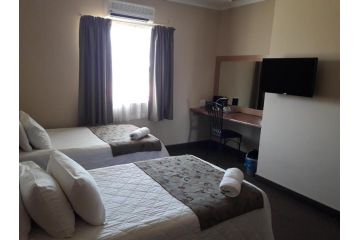 Airport Hotel, Kimberley - 1