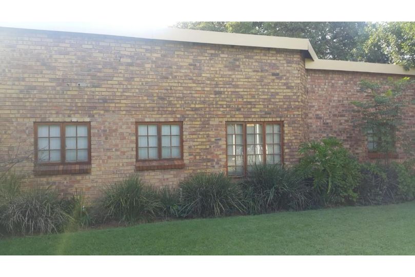 Albatross B&B Bed and breakfast, Benoni - imaginea 11