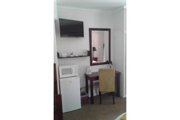 Amani Guest Lodge Guest house, Port Elizabeth - 3