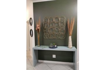 An upmarket 3 bedroom Waterfall - Teasa Group Apartment, Midrand - 3