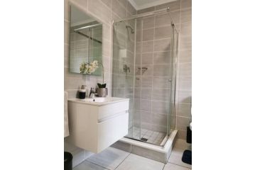 An upmarket 3 bedroom Waterfall - Teasa Group Apartment, Midrand - 4
