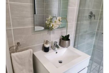 An upmarket 3 bedroom Waterfall - Teasa Group Apartment, Midrand - 5