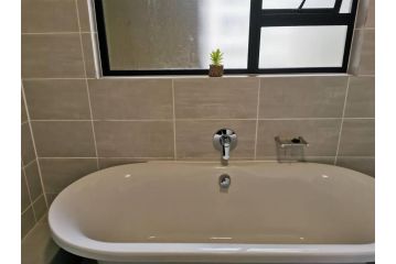 An upmarket 3 bedroom Waterfall - Teasa Group Apartment, Midrand - 1
