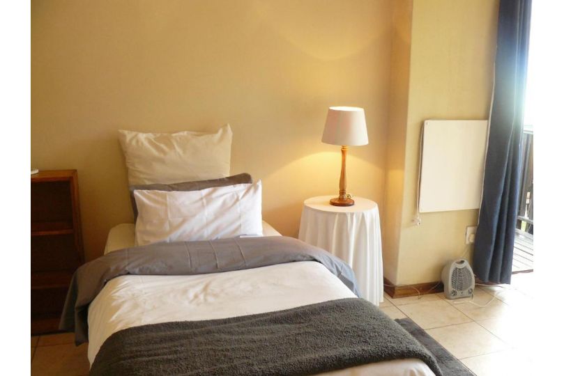 Antique Silk Self Catering Unit Bed and breakfast, Grahamstown - imaginea 1