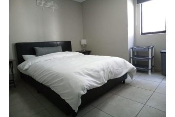 Easy Walk To The Rosebank Mall Close To All Amenities Apartment, Johannesburg - 5