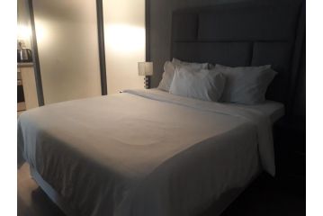 Easy Walk To The Rosebank Mall Close To All Amenities Apartment, Johannesburg - 2