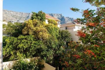 Art Deco block in Vredehoek sweeping city view Apartment, Cape Town - 1