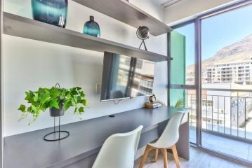 Arty Modern Design Studio with Balcony and Pool Apartment, Cape Town - 1