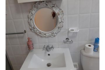 AT SELF CATERING LUXURY ACCOMMODATION Apartment, Midrand - 3