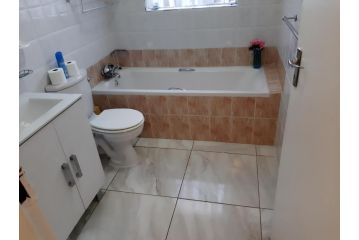 AT SELF CATERING LUXURY ACCOMMODATION Apartment, Midrand - 5