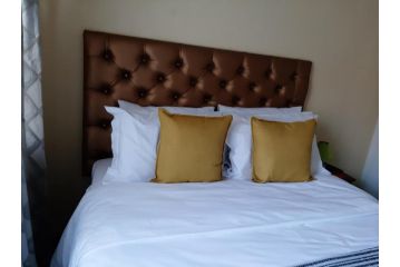 AT SELF CATERING LUXURY ACCOMMODATION Apartment, Midrand - 4
