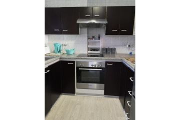 Seaside 3 bed unit with views Apartment, Bloubergstrand - 3