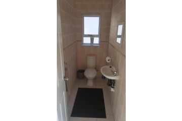 Azriel 4 Apartment, Margate - 4