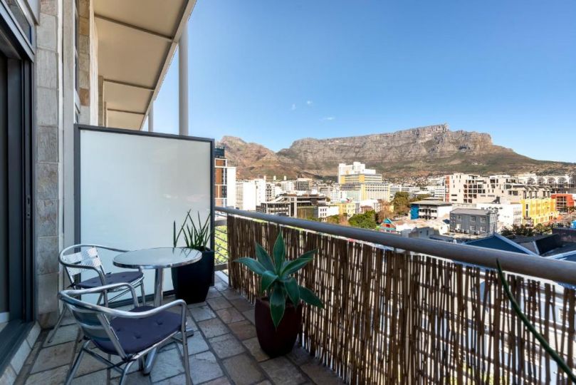 City Slicker Double Volume Loft Apartment, Cape Town - imaginea 2
