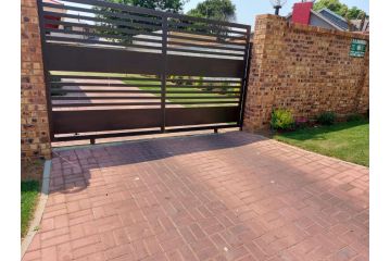 Bangor Manor Apartment, Johannesburg - 4