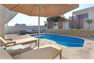 Bayview 30 by HostAgents Villa, Bloubergstrand - 5