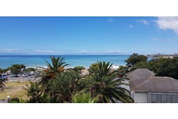 Apartment18Lifestyle Gordons Bay Beachfront Apartment, Gordonʼs Bay - 5