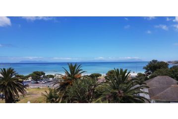 Apartment18Lifestyle Gordons Bay Beachfront Apartment, Gordonʼs Bay - 2