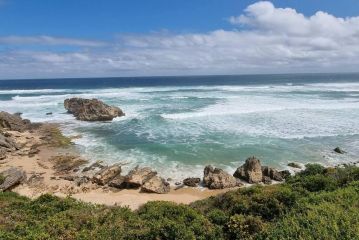 Beach House with DSTV & WIFI & basic housekeeping Guest house, Knysna - 3