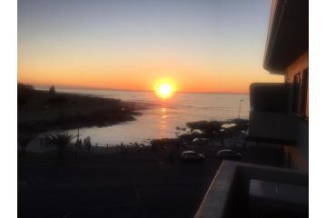 Beach on Mouille Point Apartment, Cape Town - 5