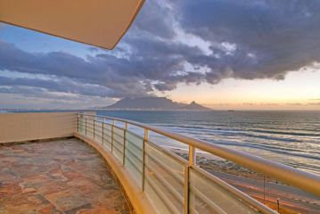 Beach penthouse-style living,self checkin,king beds Apartment, Cape Town - 2