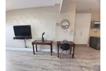 Whale Rock, Modern Beachfront Apartment, Margate - 4