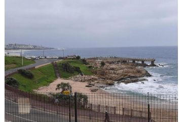 Whale Rock, Modern Beachfront Apartment, Margate - 1