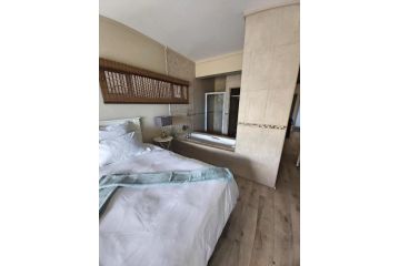 Whale Rock, Modern Beachfront Apartment, Margate - 5