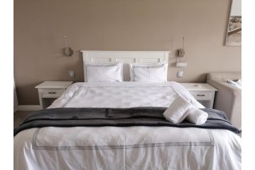 Beachfront resort @51 Brookes Hill Suites Apartment, Port Elizabeth - 2