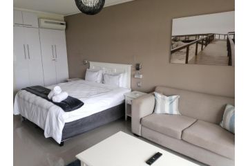 Beachfront resort @51 Brookes Hill Suites Apartment, Port Elizabeth - 5