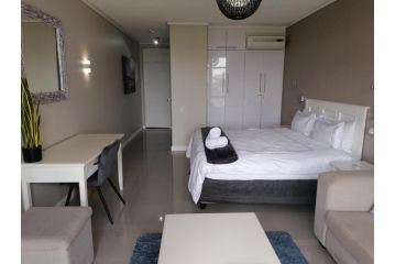 Beachfront resort @51 Brookes Hill Suites Apartment, Port Elizabeth - 3