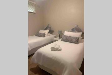 Beachside 4 Bedroom Apartment on Umhlanga Promenade Apartment, Durban - 4