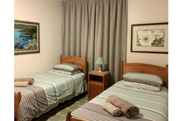 Peaceful Stay at St Tropez Apartment, Strand - 3