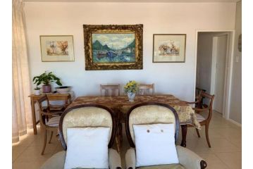 Peaceful Stay at St Tropez Apartment, Strand - 1