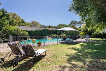 Beautiful 2 bed cottage along Constantia Wine route with pool Guest house, Cape Town - 4