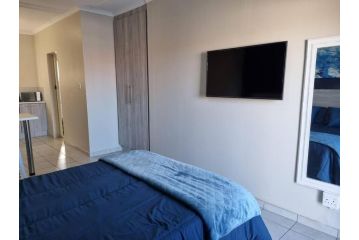 Beautiful One Bedroom Condo Apartment, East London - 1