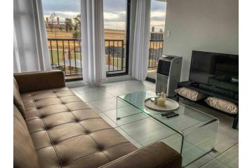 Beautiful sunset view apartment in Waterfall. Apartment, Midrand - 2