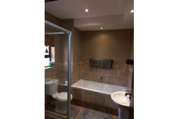 Best overnight with free WiFi. Modern & private Apartment, Bloemfontein - 4