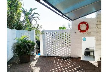Boathouse Bed & Biscuit - Lower Deck Apartment, Margate - 3